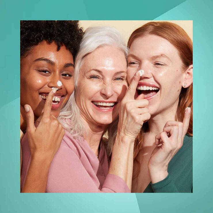 Drei lachende Frauen unterschiedlichen Alters